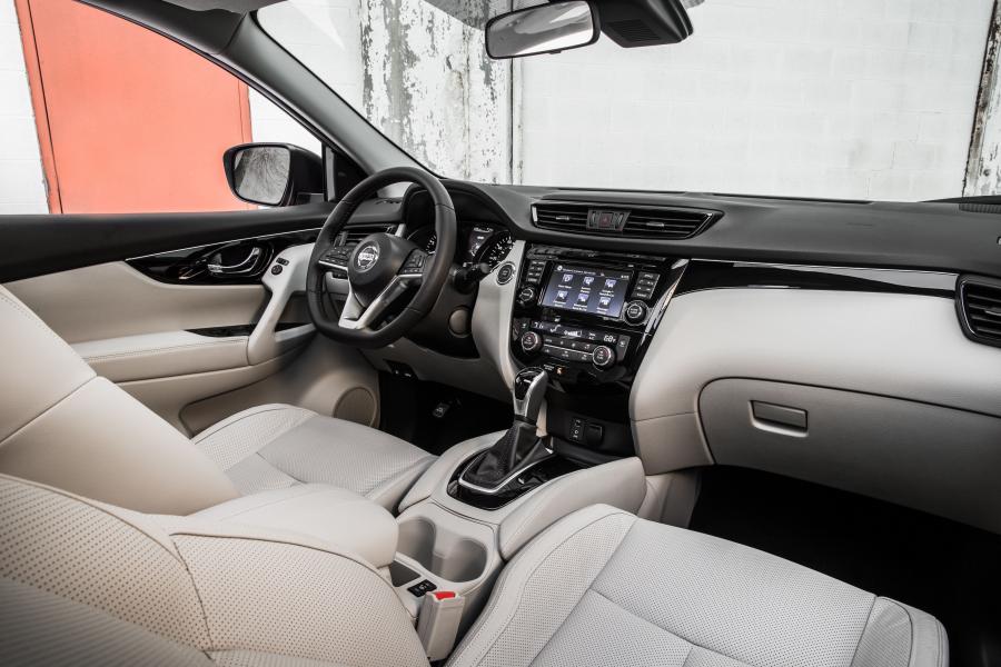 Интерьер Nissan Rogue Sport 2017 года  (фото 16 из 71)